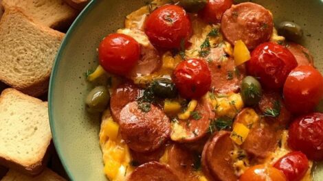 املت سوسیس و گوجه فرنگی خوشمزه